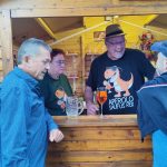 Szene an der Bar-Hütte: Gast bestellt Aperol Spritz