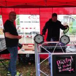 DJs bauen Sound- und Lichtanlage auf