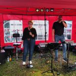 Musikerduo beim Singen im Zelt