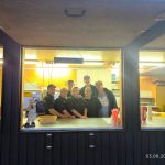 Mitarbeiter beim Arbeiten in der Dunkelheit