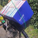 Ein Karton mit 1500 Servietten im Fahrradkorb